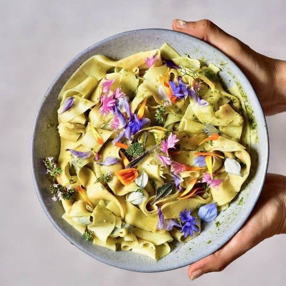 Prato de pappardelle finalizado com flores comestíveis da Aflora Club